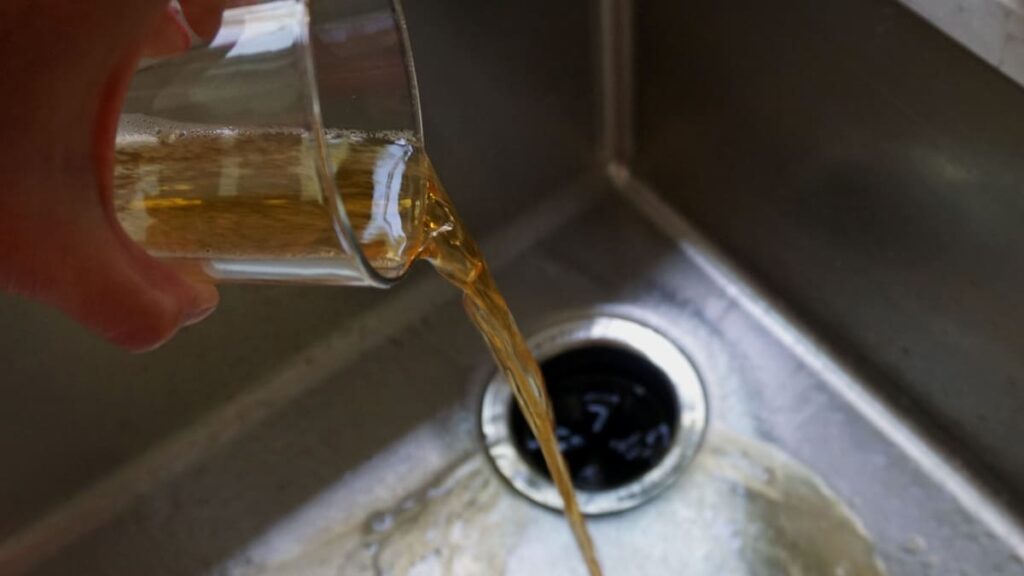 Dimenticate aceto e bicarbonato: basta mezzo bicchiere per pulire qualsiasi scarico da solo