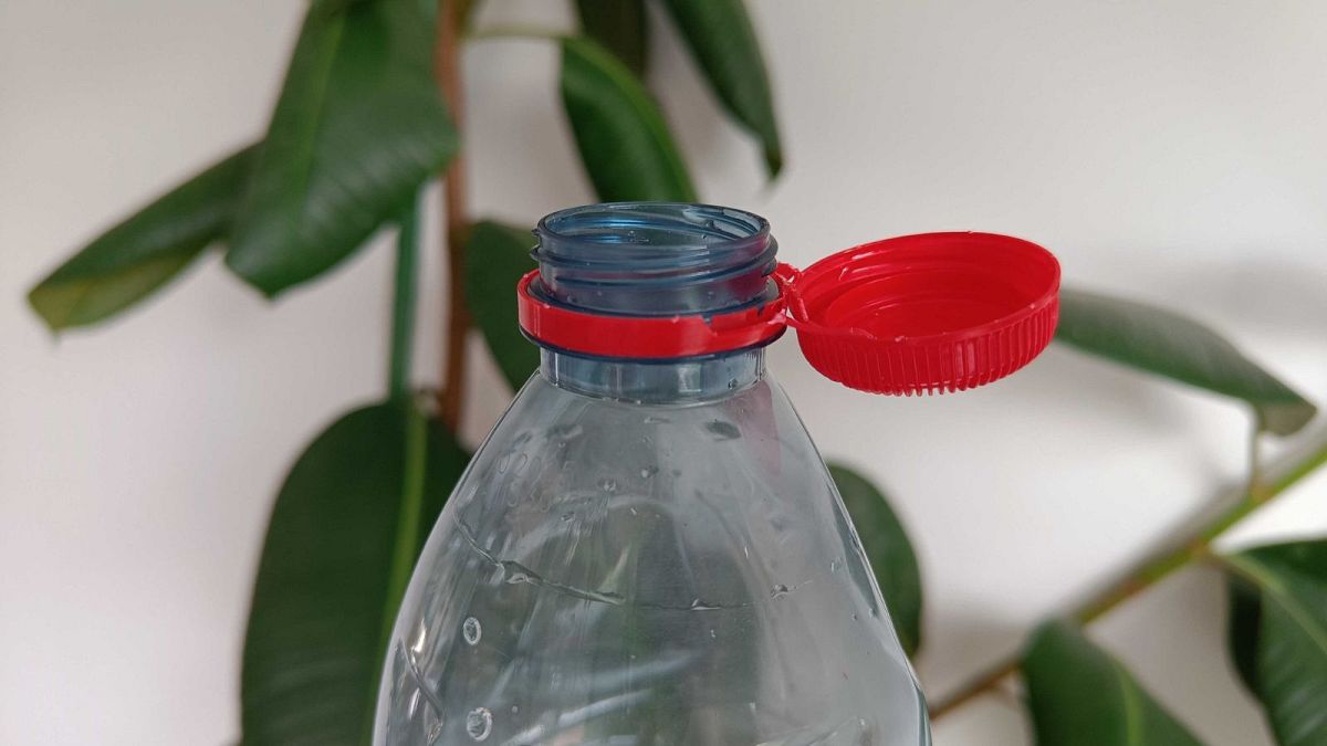 Dopo il tappo “attaccato” arriva una nuova tendenza per le bottiglie di plastica: quale sarà il grande cambiamento