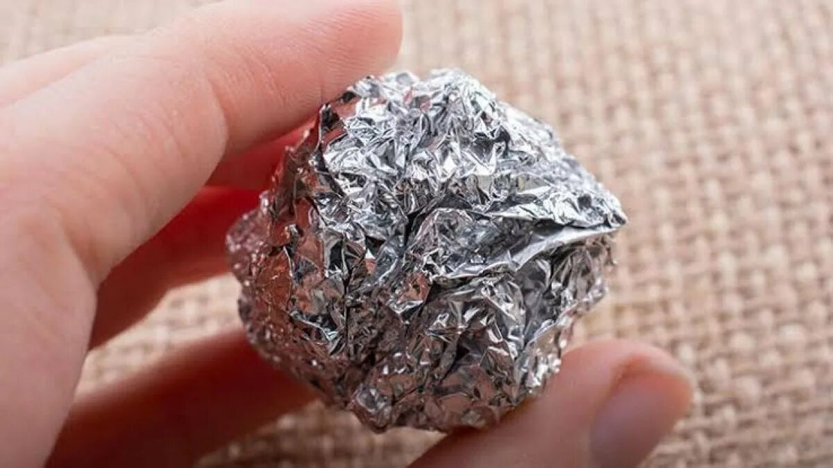 Mettete un foglio di alluminio sul materasso: la mattina dopo vi ringrazierete