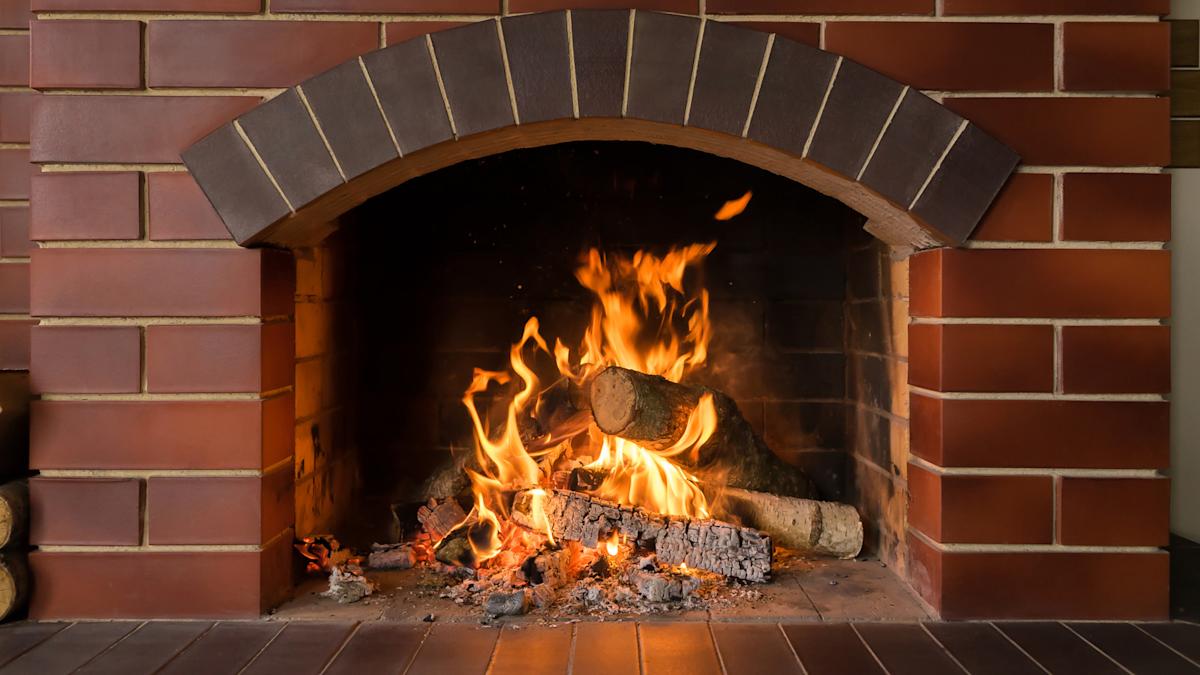 200 grammi nel focolare e la canna fumaria è come nuova: la fuliggine si stacca da sola, senza pulizia e senza specialisti