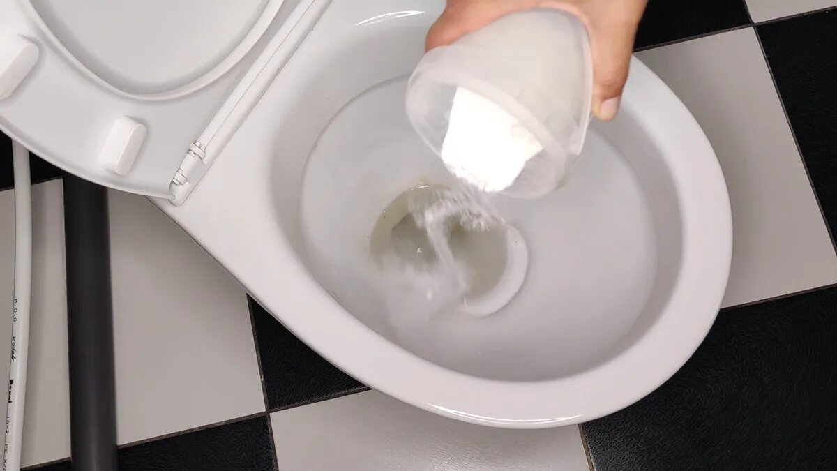 Niente aceto né bicarbonato: il modo migliore per eliminare il calcare da rubinetti e WC