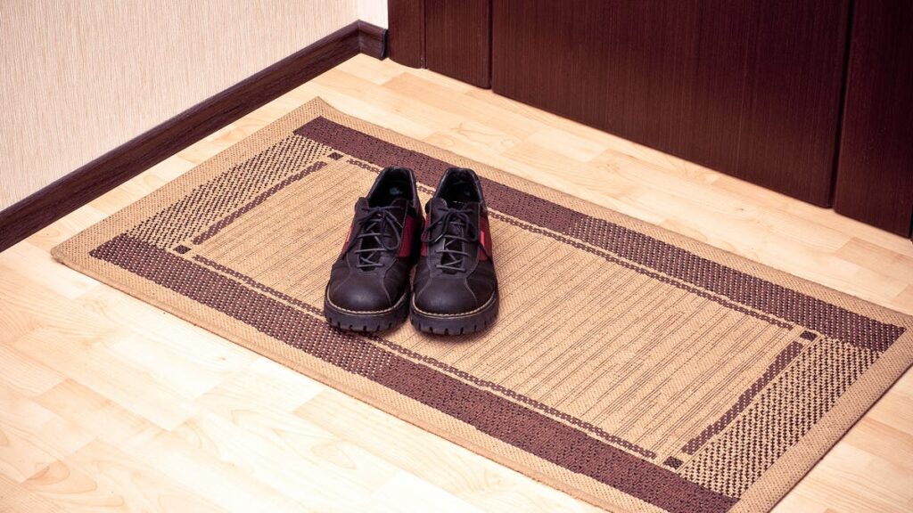 All’ingresso nessuno mette più lo zerbino: cosa lo sostituisce negli interni moderni