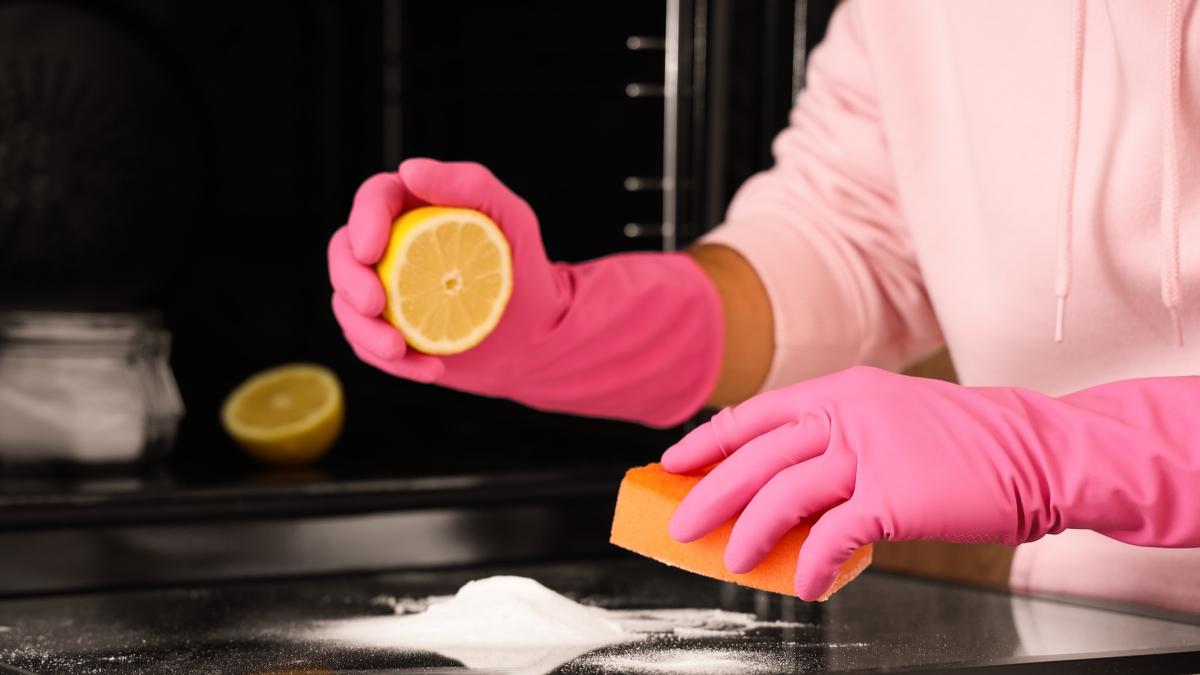 Per pulire il forno basta un solo ingrediente e tornerà a splendere e a profumare piacevolmente