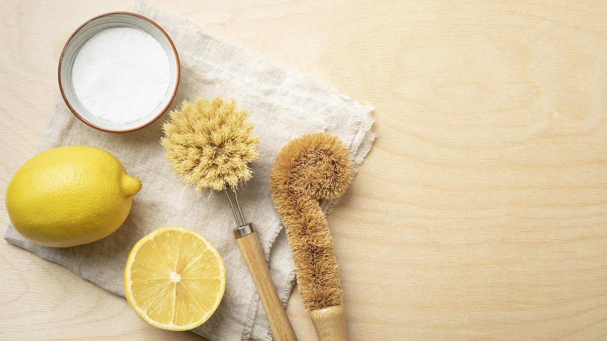 Niente aceto né bicarbonato: il modo migliore per eliminare il calcare da rubinetti e WC