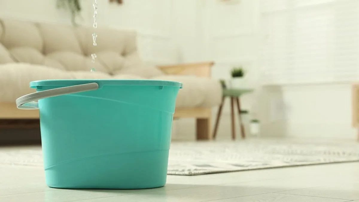 Un semplice ingrediente e il pavimento resta pulito più a lungo: il metodo italiano che funziona davvero