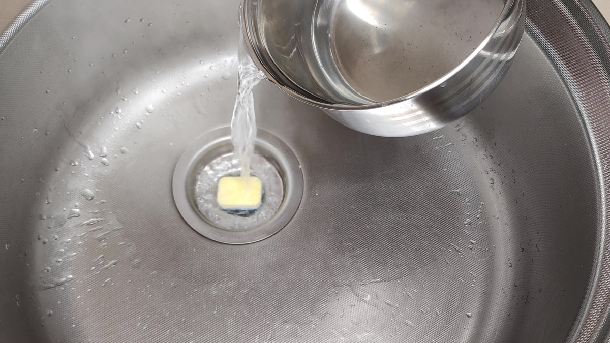 Una compressa e acqua bollente — l’ostruzione sparisce come se non fosse mai esistita: il consiglio dell’idraulico