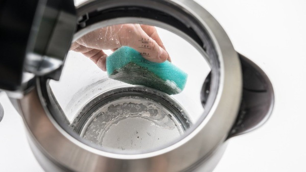 Ho smesso di versare acido e aceto nel bollitore: ho scoperto un modo più economico e più efficace per rimuovere il calcare