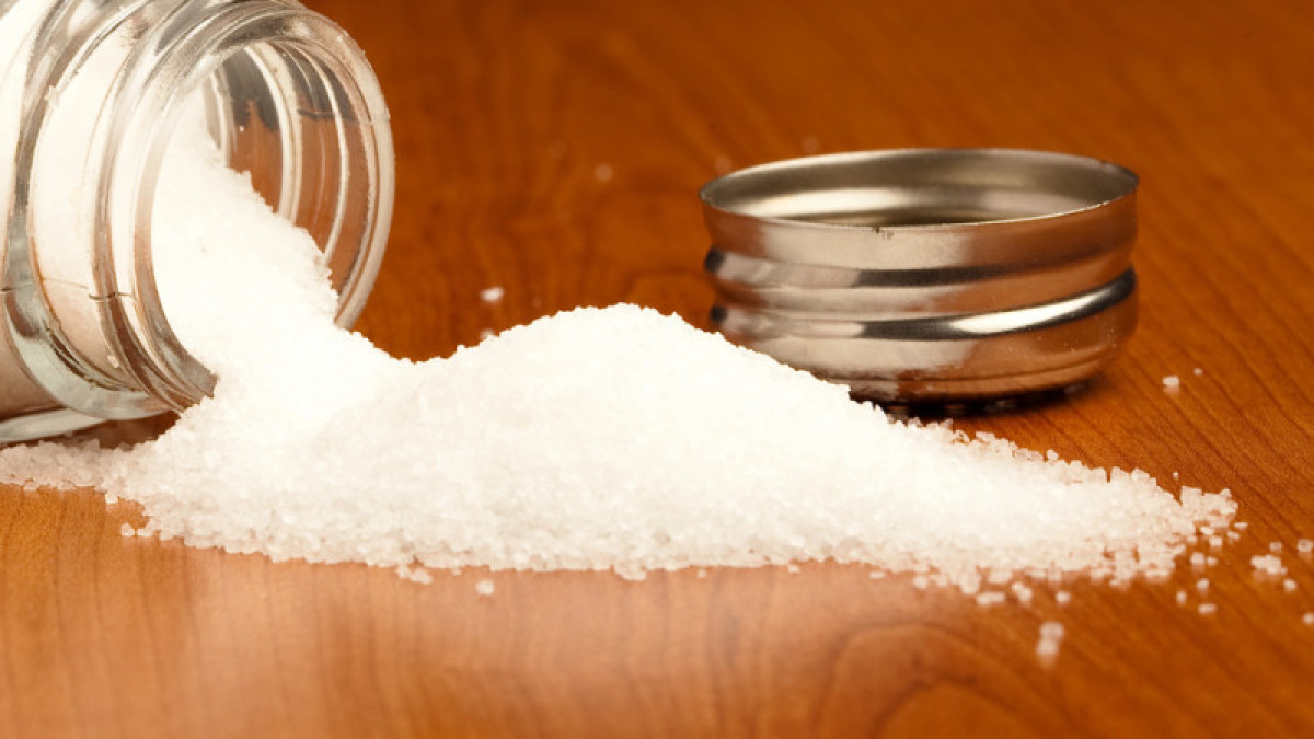 Un solo bicchiere e il camino si pulisce da solo: il metodo semplice che si usa in Italia