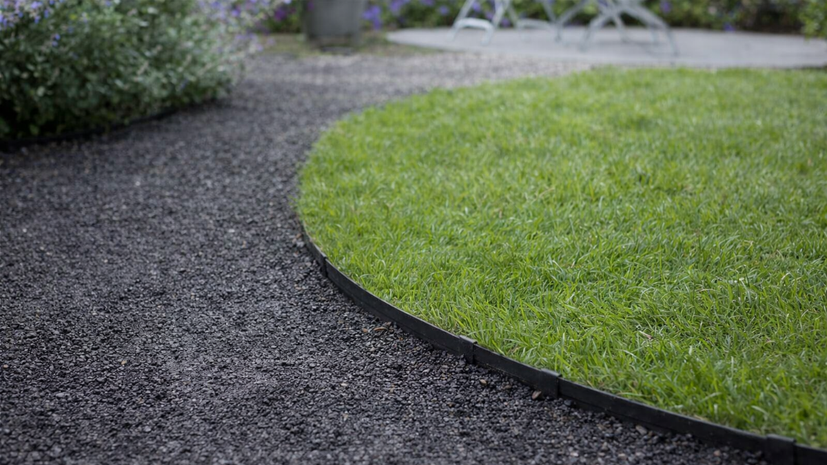 Dimenticate pavé e cemento: il materiale ideale per i vialetti da giardino è economico e affidabile