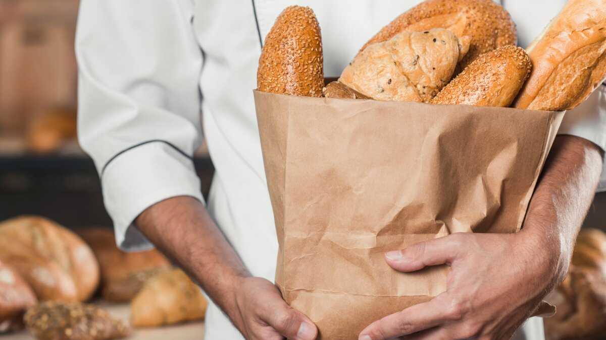 Il mio panettiere mi ha finalmente spiegato perché il pane non andrebbe mai conservato in un sacchetto di plastica (e dove metterlo invece)