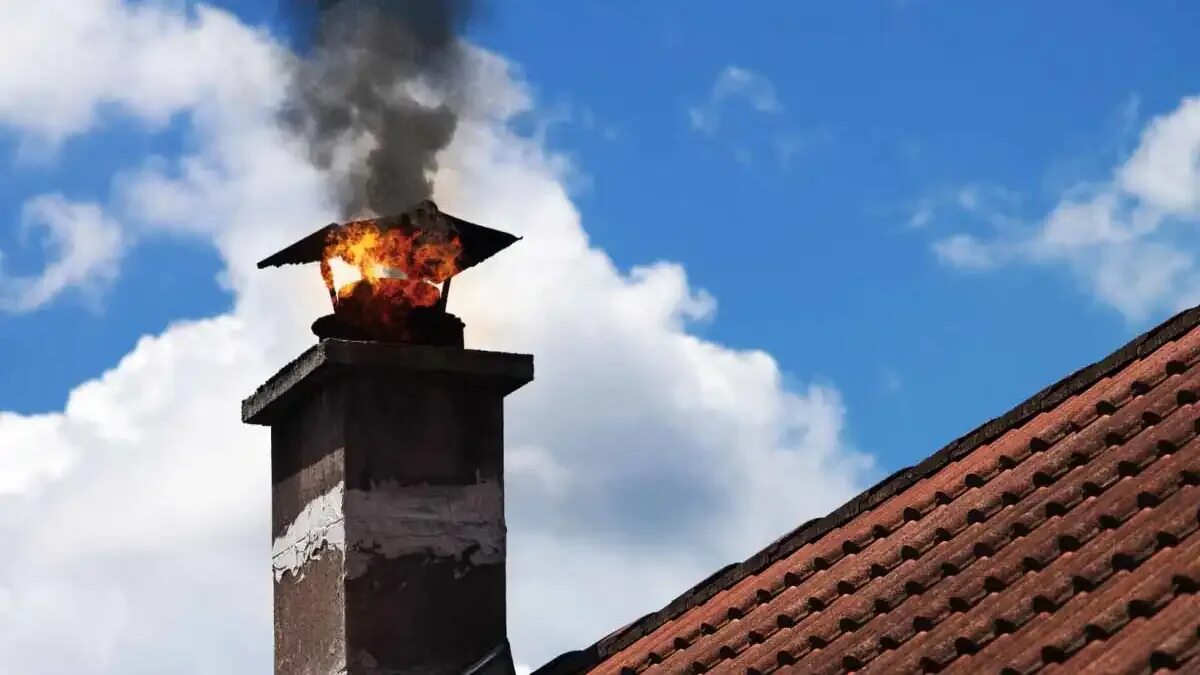 Ho preso 2 bottiglie di plastica e nelle case italiane puliscono così il camino senza sale né amido