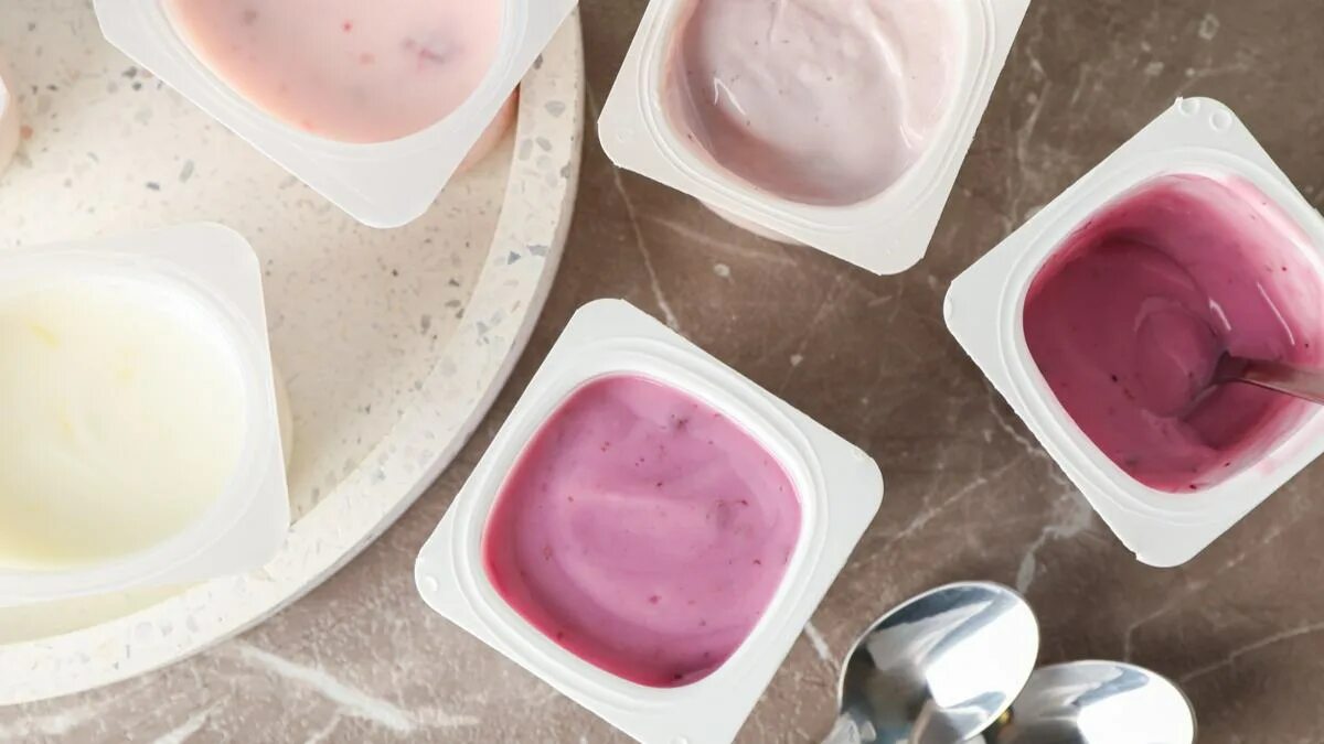 I vasetti vuoti di panna acida o yogurt non sono rifiuti, ma un vero tesoro: ecco come li uso con intelligenza in casa