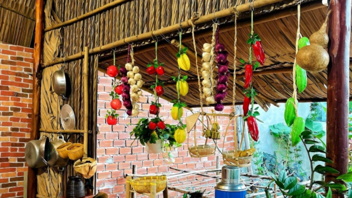 Il ragazzo di Vĩnh Long ha speso più di 4 mila euro per trasformare un terreno incolto in un giardino verde che resta rigoglioso tutto l’anno