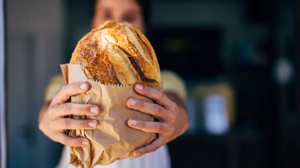 Il mio panettiere mi ha finalmente spiegato perché il pane non andrebbe mai conservato in un sacchetto di plastica (e dove metterlo invece)
