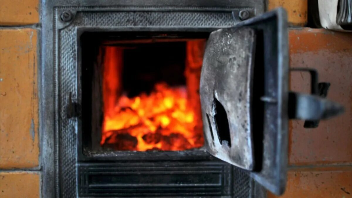 200 grammi nel focolare e la canna fumaria è come nuova: la fuliggine si stacca da sola, senza pulizia e senza specialisti