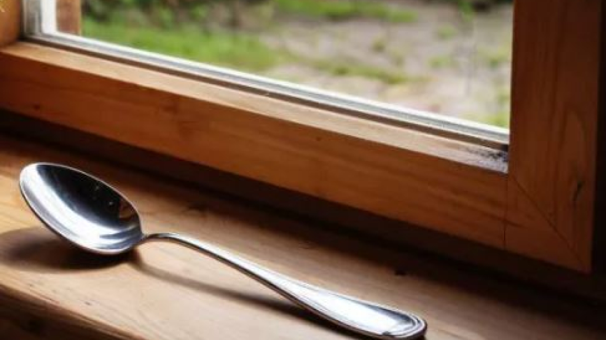 Il trucco del cucchiaio sulla finestra per ridurre l’umidità