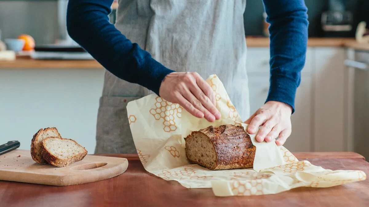 Il mio panettiere mi ha finalmente spiegato perché il pane non va conservato in un sacchetto di plastica e dove metterlo invece