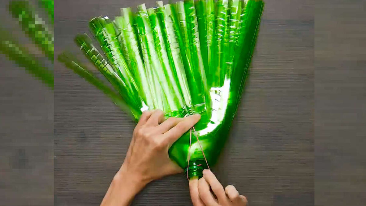 Ho preso 2 bottiglie di plastica e nelle case italiane puliscono così il camino senza sale né amido