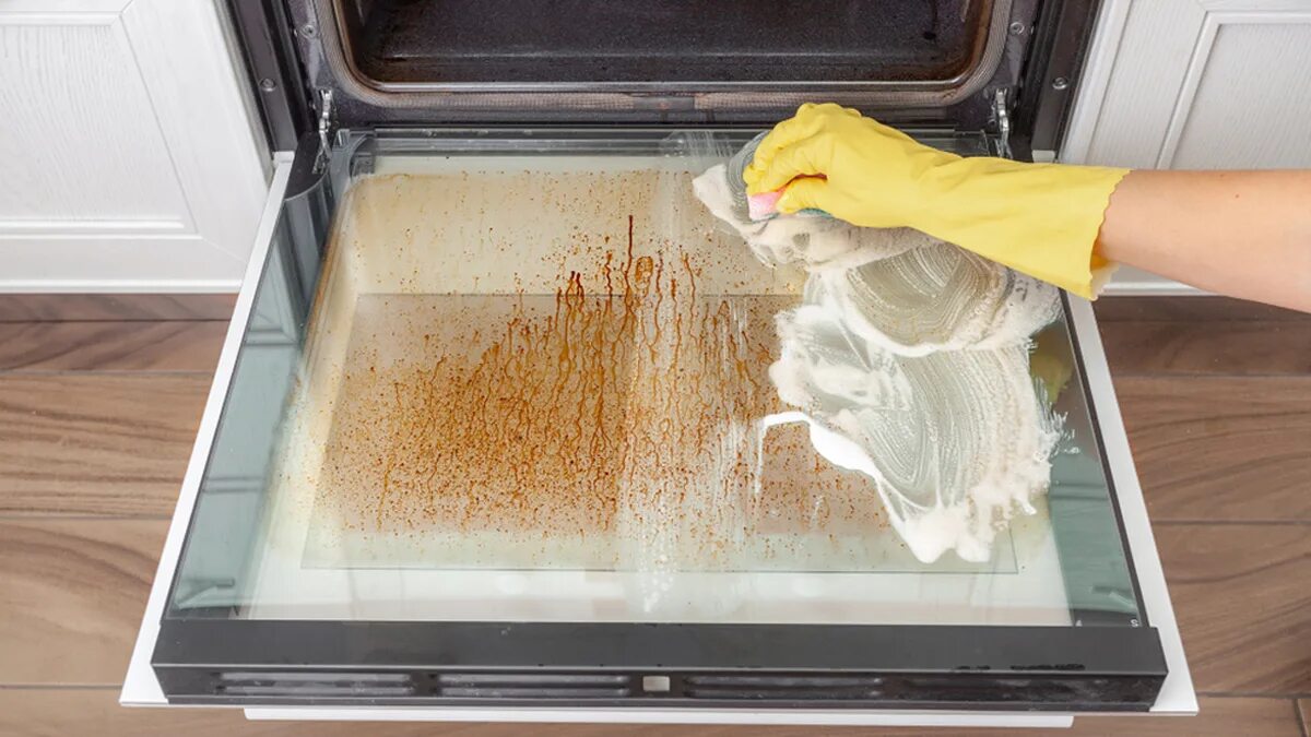 Per pulire il forno basta un solo ingrediente e tornerà a splendere e a profumare piacevolmente