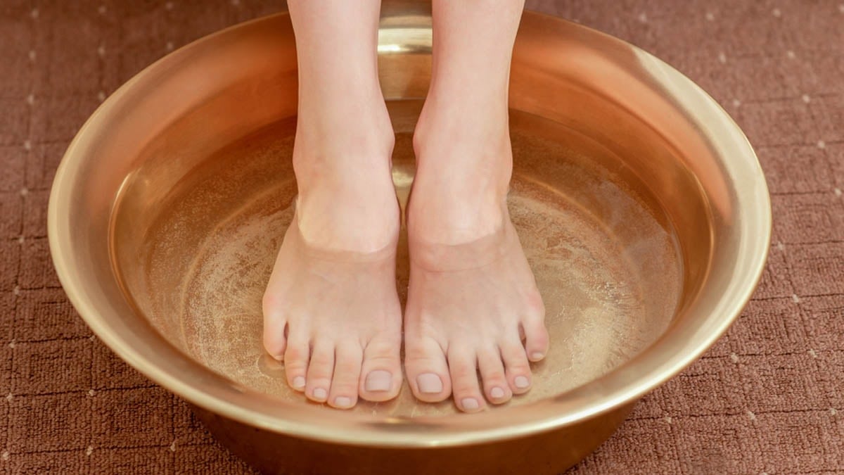 Lavare i piedi con aceto e sale: perché viene consigliato e quando è opportuno farlo