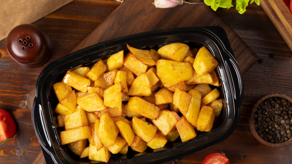 Le patate al forno sono più buone se smettete di prelessarle e usate al posto dell’acqua un ingrediente molto migliore