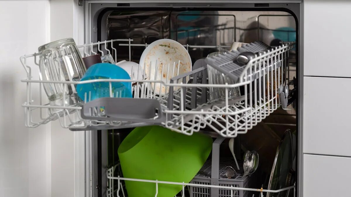 La vera ragione per cui le lavastoviglie stanno scomparendo dalle case italiane