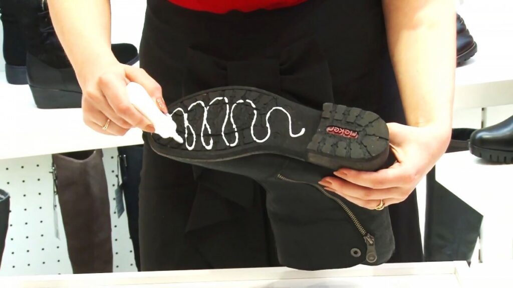 Lo spalmo sulla suola con un batuffolo di cotone e non scivolo nemmeno sulle scale ghiacciate: basta una sola volta per tutto l’inverno