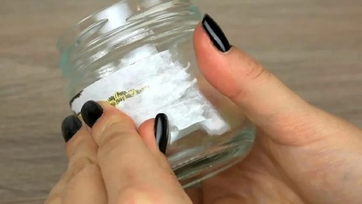 Un modo semplice per rimuovere lo strato di colla dall’etichetta delle stoviglie e non solo