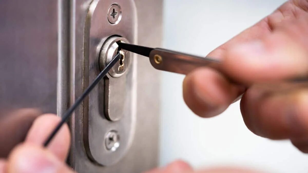 Come estrarre una chiave spezzata dalla serratura senza chiamare il fabbro: un metodo semplice con attrezzi di casa