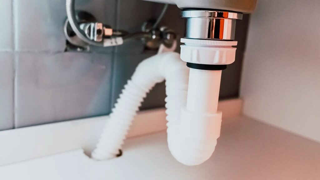 Non aceto né bicarbonato: un idraulico ha svelato un metodo semplice per pulire lo scarico della vasca