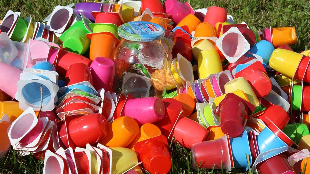 I vasetti vuoti di panna acida o yogurt non sono rifiuti, ma un vero tesoro: ecco come li uso con intelligenza in casa