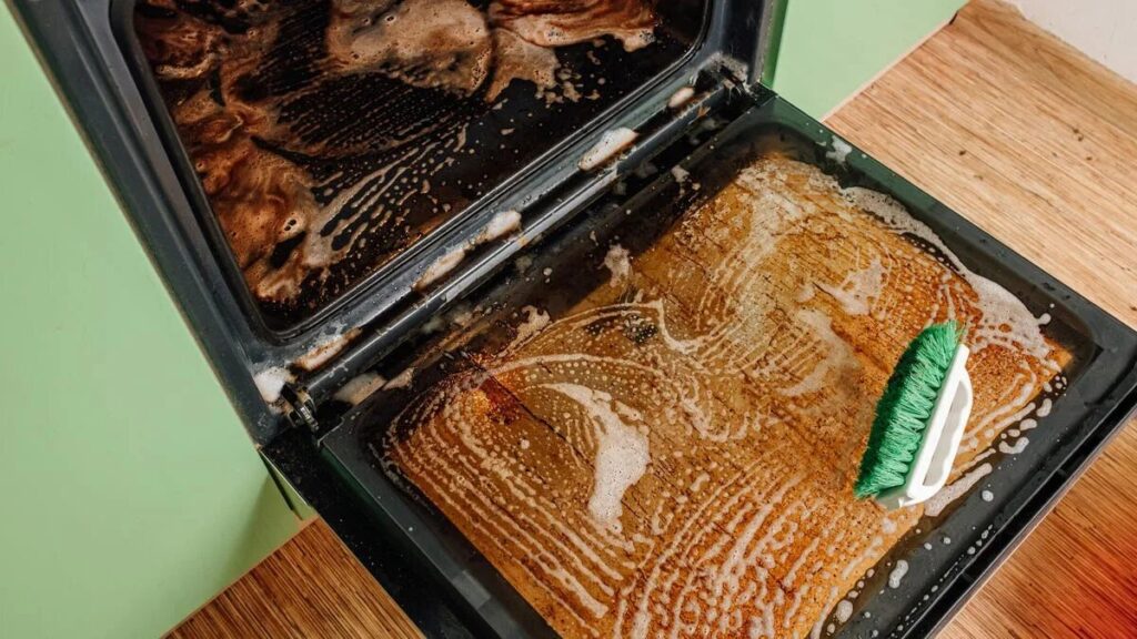 Per pulire il forno basta un solo ingrediente e tornerà a splendere e a profumare piacevolmente