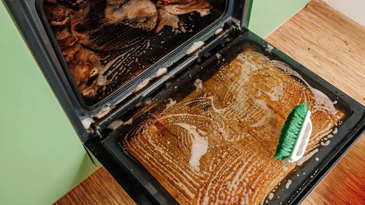 Per pulire il forno basta un solo ingrediente e tornerà a splendere e a profumare piacevolmente
