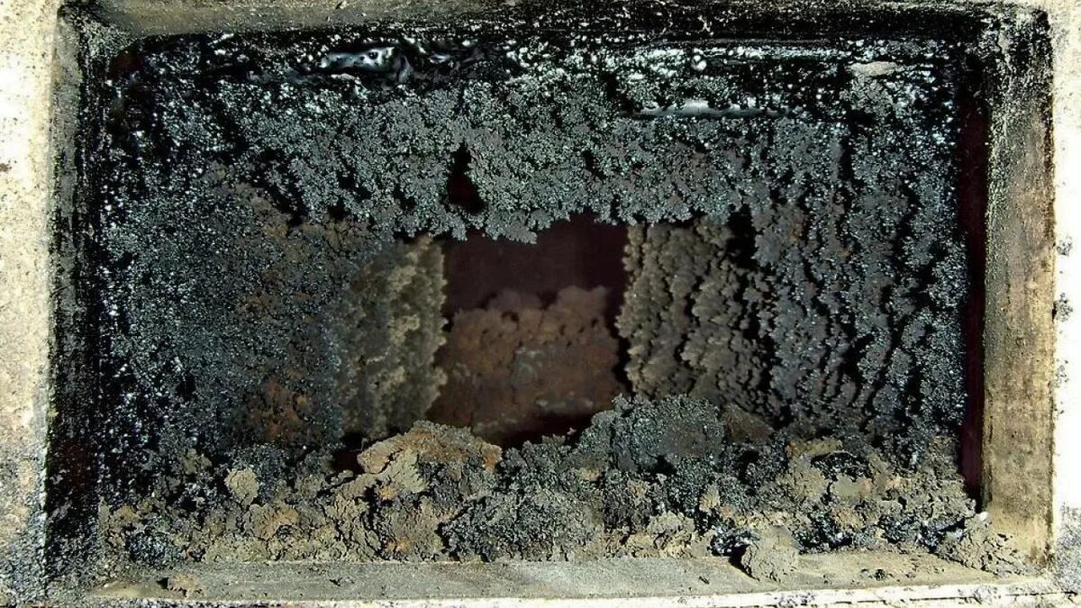 Un solo bicchiere e il camino si pulisce da solo: il metodo semplice che si usa in Italia