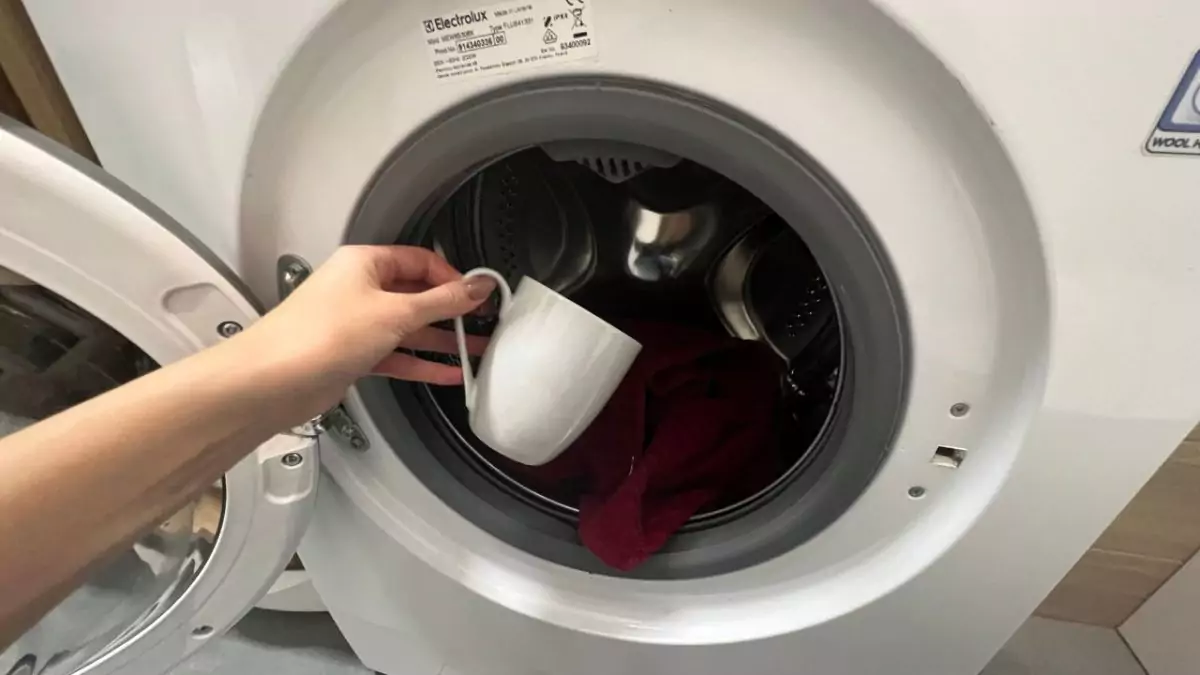 Una tazza in lavatrice e gli asciugamani di spugna torneranno morbidi come una piuma: basta con l’effetto “carta vetrata” al posto del tessuto