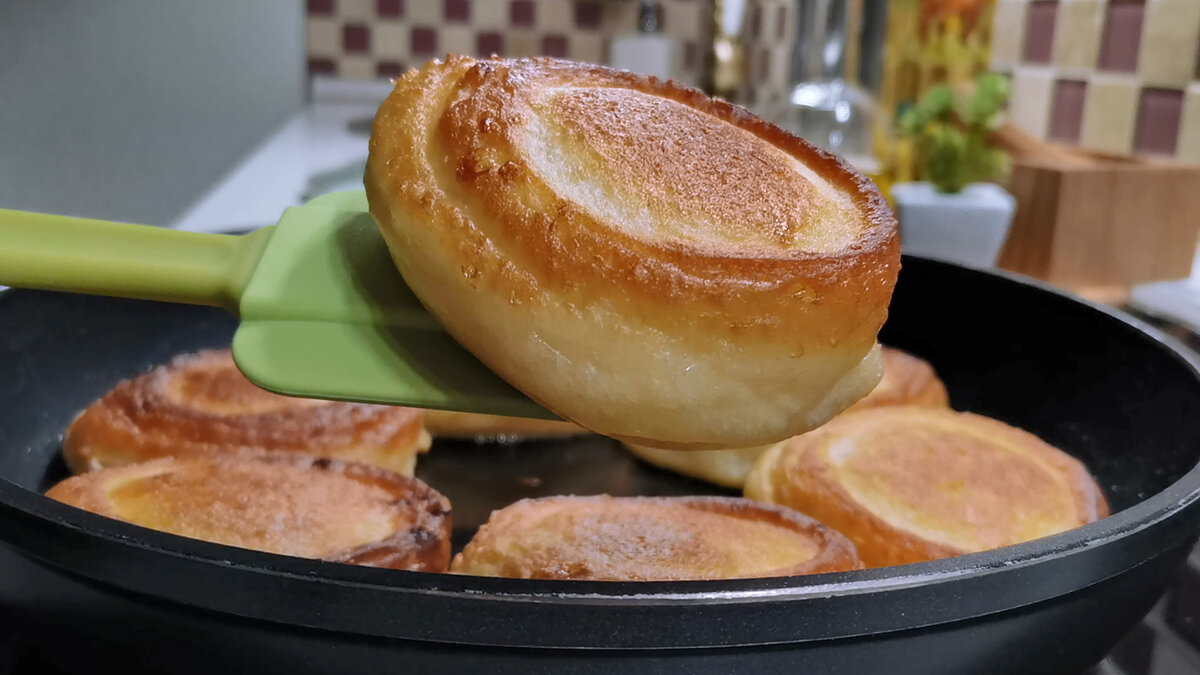 Un panetto di творог e due uova. Invece dei panini al formaggio fresco, preparo in padella delle frittelline delicate: le intingo nella smetana ed è una bontà irresistibile