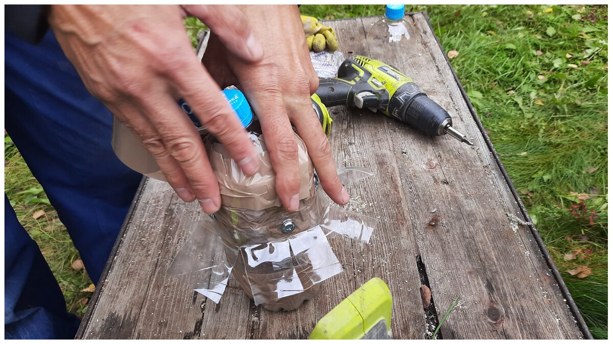 Prendete una bottiglia di plastica e la fuliggine volerà via dal camino in un attimo: pulire la stufa senza sale né amido è facile