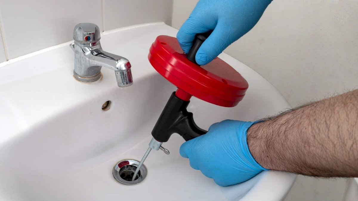 Senza aceto e bicarbonato: versatene mezzo bicchiere nello scarico e si pulirà da solo