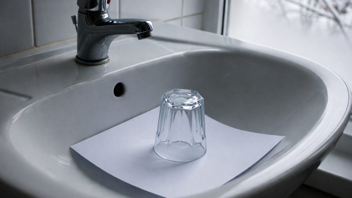 Quando parto da casa, metto sempre un bicchiere nel lavandino e un foglio di carta, e sono felice della mia astuzia