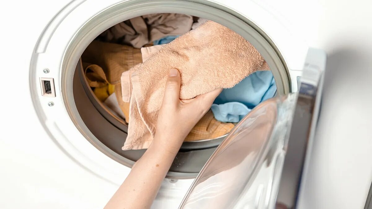 Una tazza in lavatrice e gli asciugamani di spugna torneranno morbidi come una piuma: basta con l’effetto “carta vetrata” al posto del tessuto