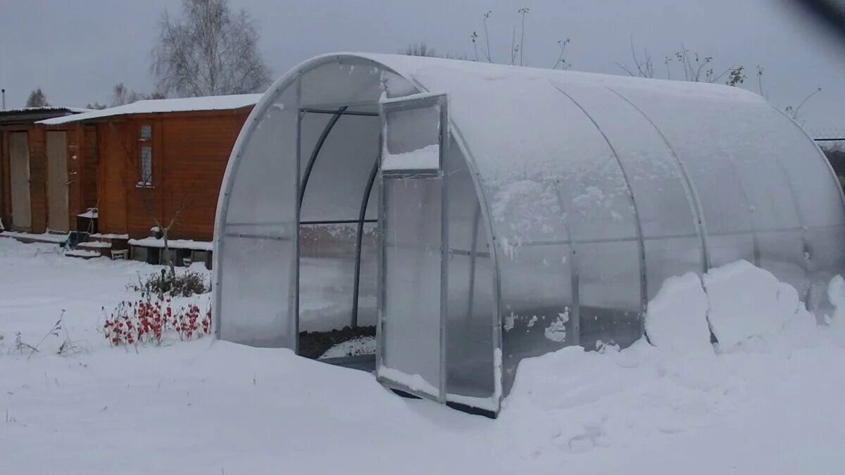Riscaldo la serra in inverno senza elettricità, cavi e stufe: all’interno fa caldo anche con il gelo
