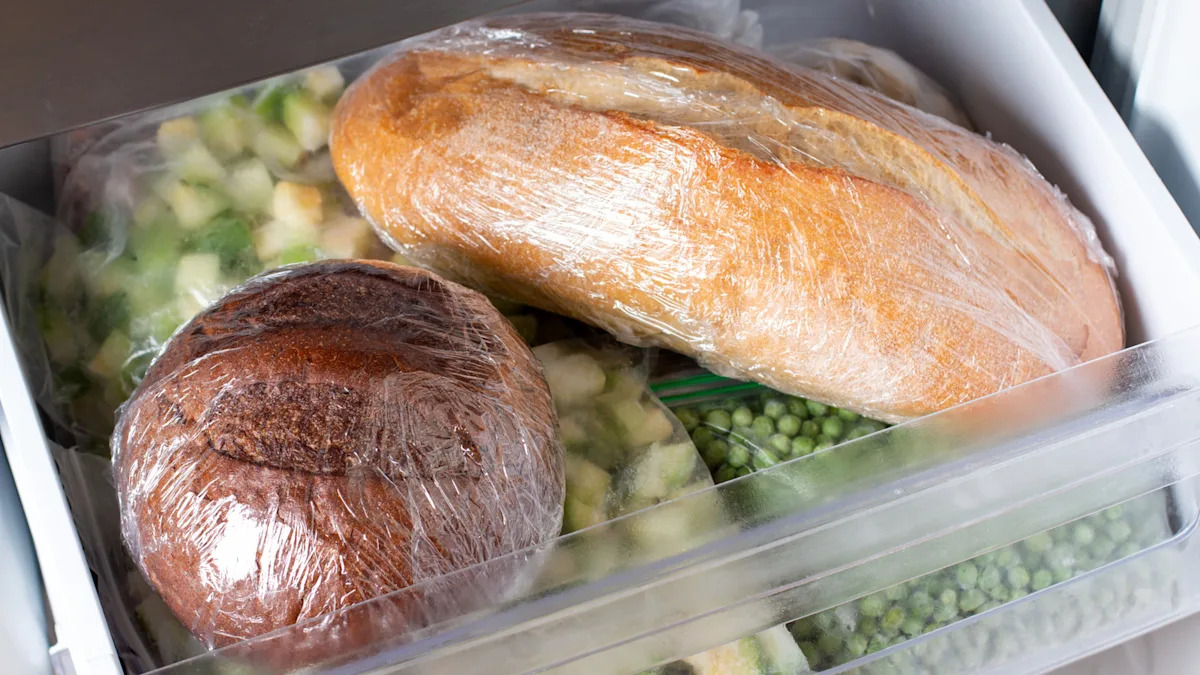 Il mio panettiere mi ha finalmente spiegato perché il pane non andrebbe mai conservato in un sacchetto di plastica (e dove metterlo invece)