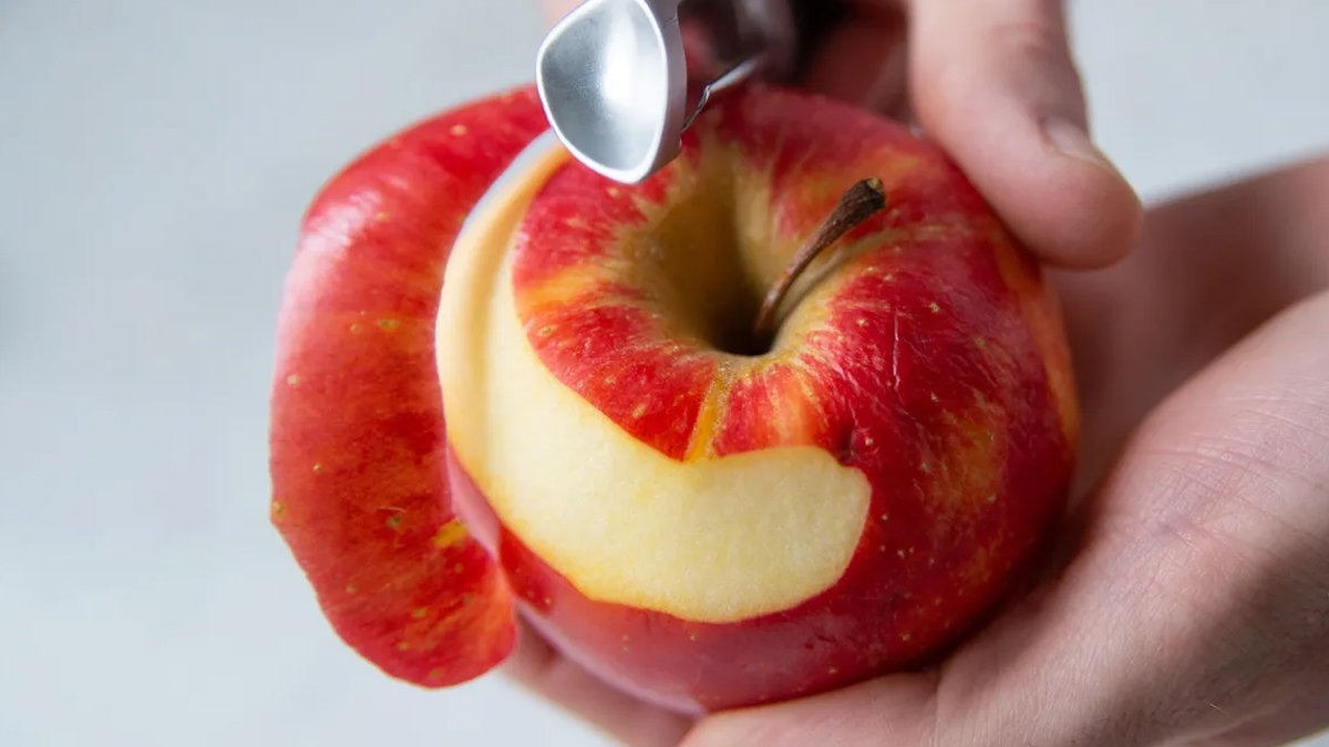 Sbuccia una mela e metti la buccia nel vaso dello spatifillo. Un acceleratore naturale della fioritura aiuterà lo spatifillo a riempirsi di fiori per il periodo di maggio