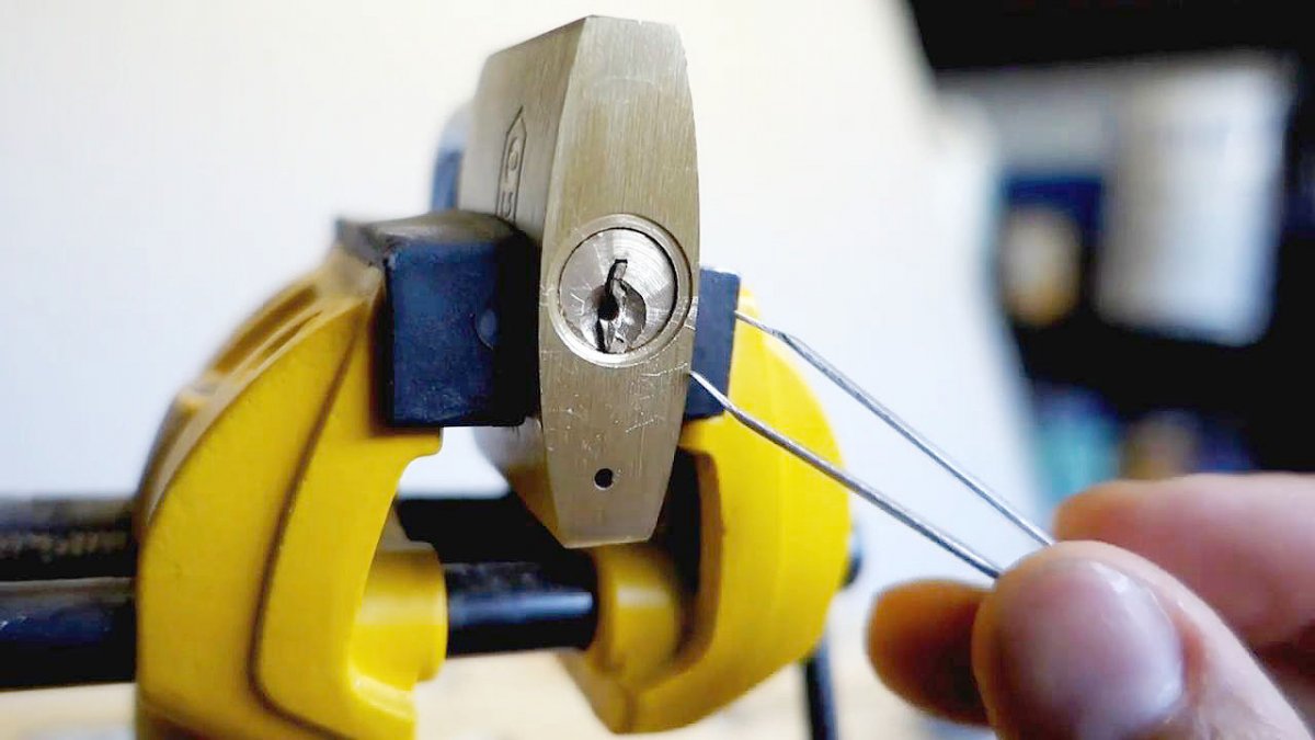 Come estrarre una chiave spezzata dalla serratura senza chiamare il fabbro: un metodo semplice con attrezzi di casa
