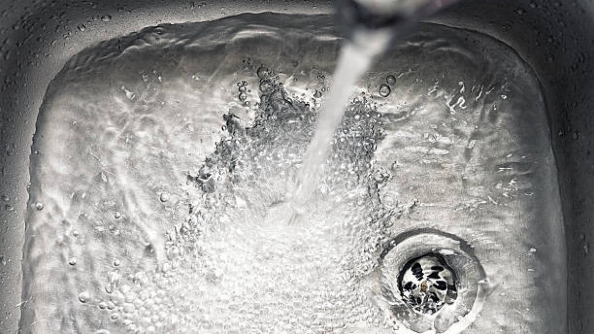 Senza aceto e bicarbonato: versatene mezzo bicchiere nello scarico e si pulirà da solo