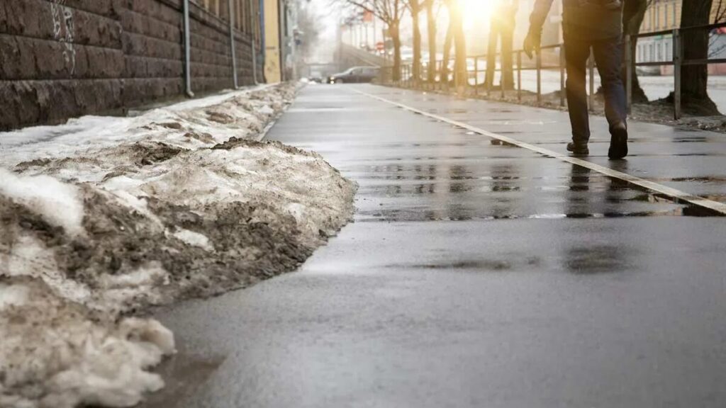 Spargetelo al posto del sale. Il ghiaccio sul marciapiede si scioglierà in pochissimo tempo
