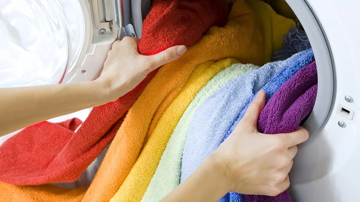 Un bicchiere in lavatrice e gli asciugamani tornano come nuovi: niente più effetto “carta vetrata”