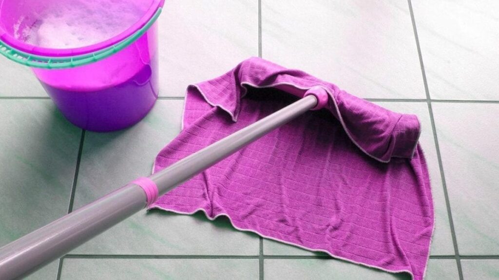 Un cucchiaio nel secchio d’acqua e il pavimento resterà pulito per settimane: le superfici brillano come uno specchio