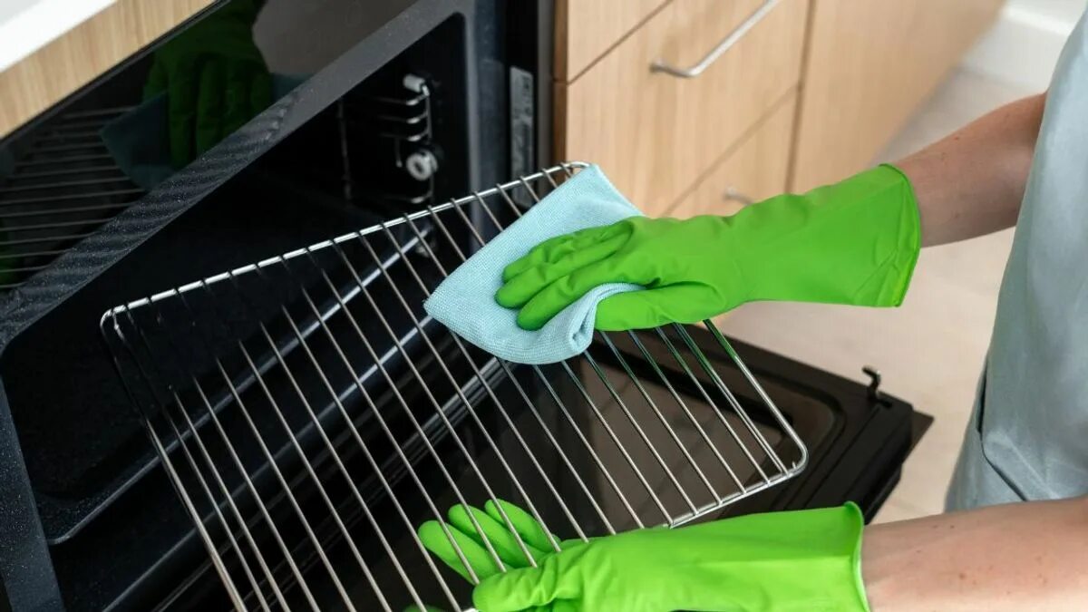 Dopo le feste metto un limone nel forno e ci verso sopra dell’acqua: nelle case italiane questo trucco aiuta davvero