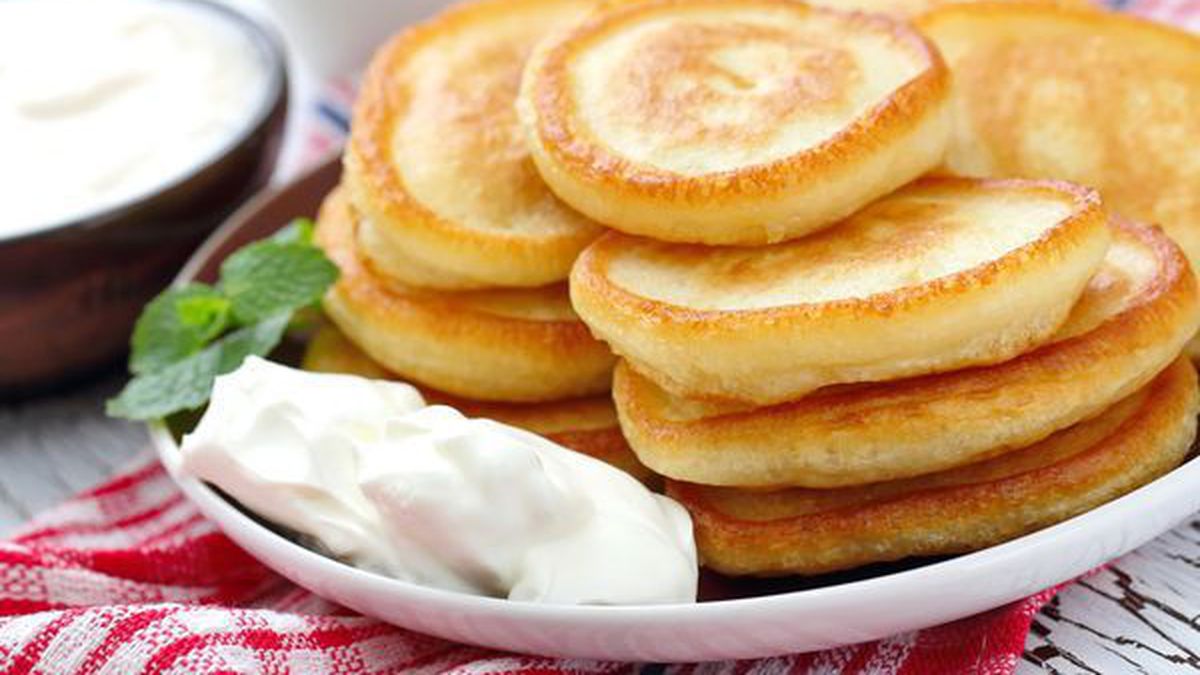 Un panetto di творог e due uova. Invece dei panini al formaggio fresco, preparo in padella delle frittelline delicate: le intingo nella smetana ed è una bontà irresistibile